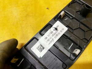 PLASTIK OSŁONA LISTWA PROGU SŁUPKA A PRZÓD LEWY GŁOŚNIK FORD BRONCO 21-