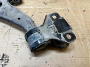 WAHACZ PRZÓD PRZEDNI LEWY DOLNY FORD ESCAPE MK3 III LIFT