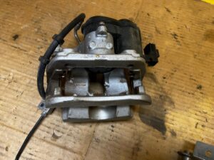 ZACISK HAMULCOWY ELEKTRYCZNY TYŁ LEWY LAND ROVER DISCOVERY V L462