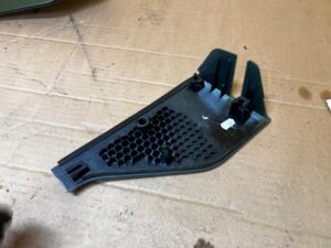 OSŁONA ZAWIASU KLAPY BAGAŻNIKA LEWA FORD KUGA MK3 LIFT BURSTING GREEN