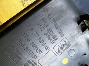 OSŁONA ZAŚLEPKA DESKI KONSOLI PRAWA MERCEDES A W177