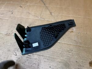 OSŁONA ZAWIASU KLAPY BAGAŻNIKA PRAWA FORD KUGA MK3 LIFT BURSTING GREEN