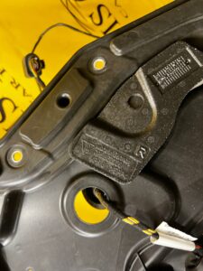 PODNOŚNIK MECHANIZM SILNIK SZYBY DRZWI PRZÓD PRAWY PORSCHE CAYENNE II 7P5