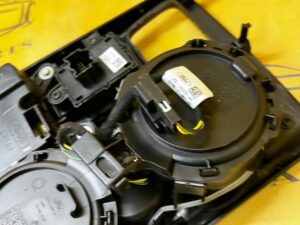 OSŁONA RAMKA TUNELU UCHWYT NA KUBKI PRZEŁĄCZNIK BIEGÓW LED FORD KUGA MK3