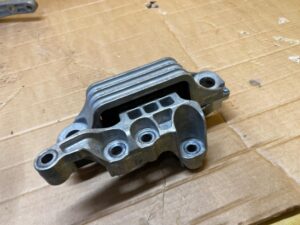 ŁAPA PODUSZKA MOCOWANIE SKRZYNI BIEGÓW FORD KUGA MK3 LIFT 2.5 HYBRID PHEV
