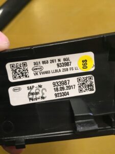 LISTWA OZDOBNA DEKOR DESKI KONSOLI LEWY LEWA VW ARTEON PASSAT B8
