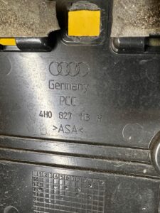 RAMKA MOCOWANIE TABLICY REJESTRACYJNEJ TYŁ AUDI A8 D4