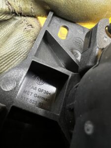RĄCZKA UCHWYT CIĘGNO MASKI POKRYWY SILNIKA VW GOLF VIII