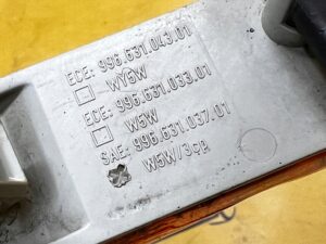 KIERUNKOWSKAZ BŁOTNIKA PRZÓD LEWY PORSCHE CARRERA 911 996