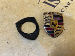 EMBLEMAT ZNACZEK MASKI POKRYWY SILNIKA PRZÓD PORSCHE BOXSTER 986