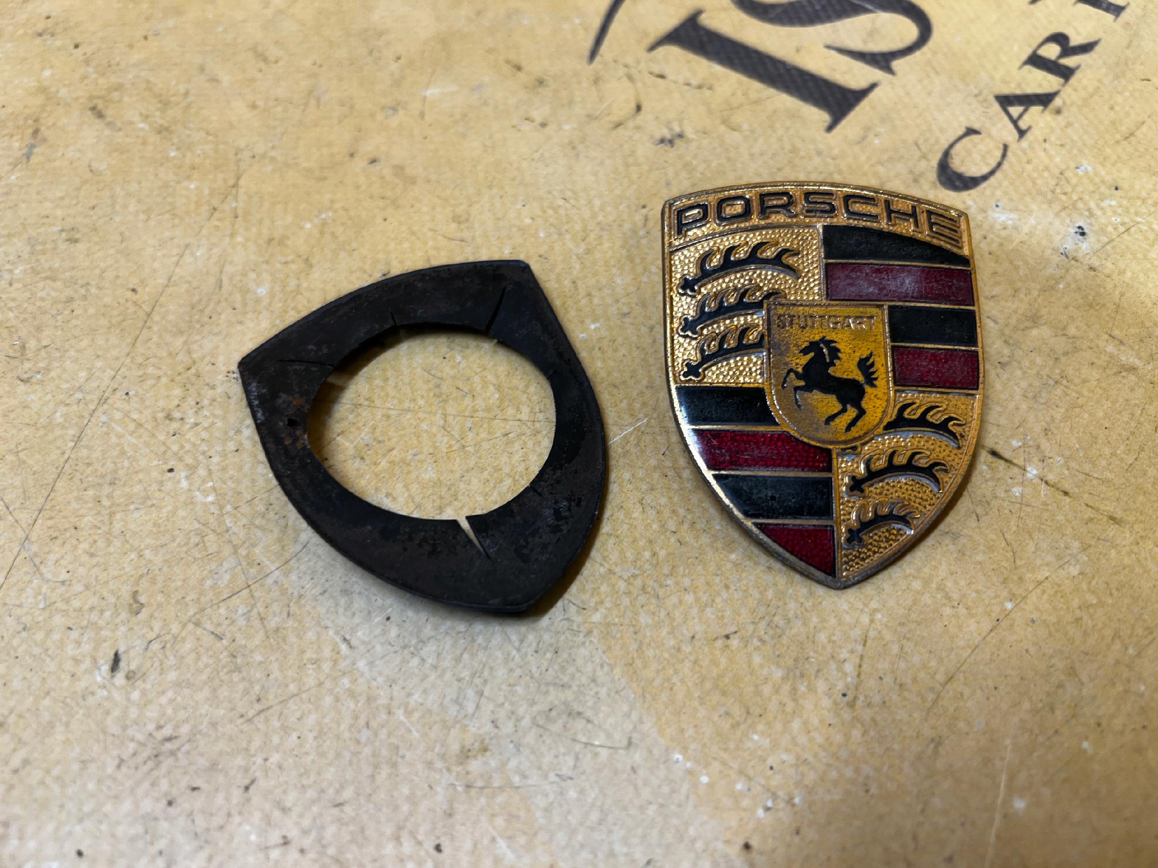 EMBLEMAT ZNACZEK MASKI POKRYWY SILNIKA PRZÓD PORSCHE BOXSTER 986