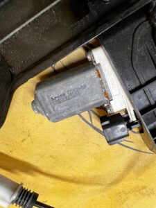 MECHANIZM PODNOŚNIK SZYBY LEWY LEWYCH JAGUAR F-TYPE X152