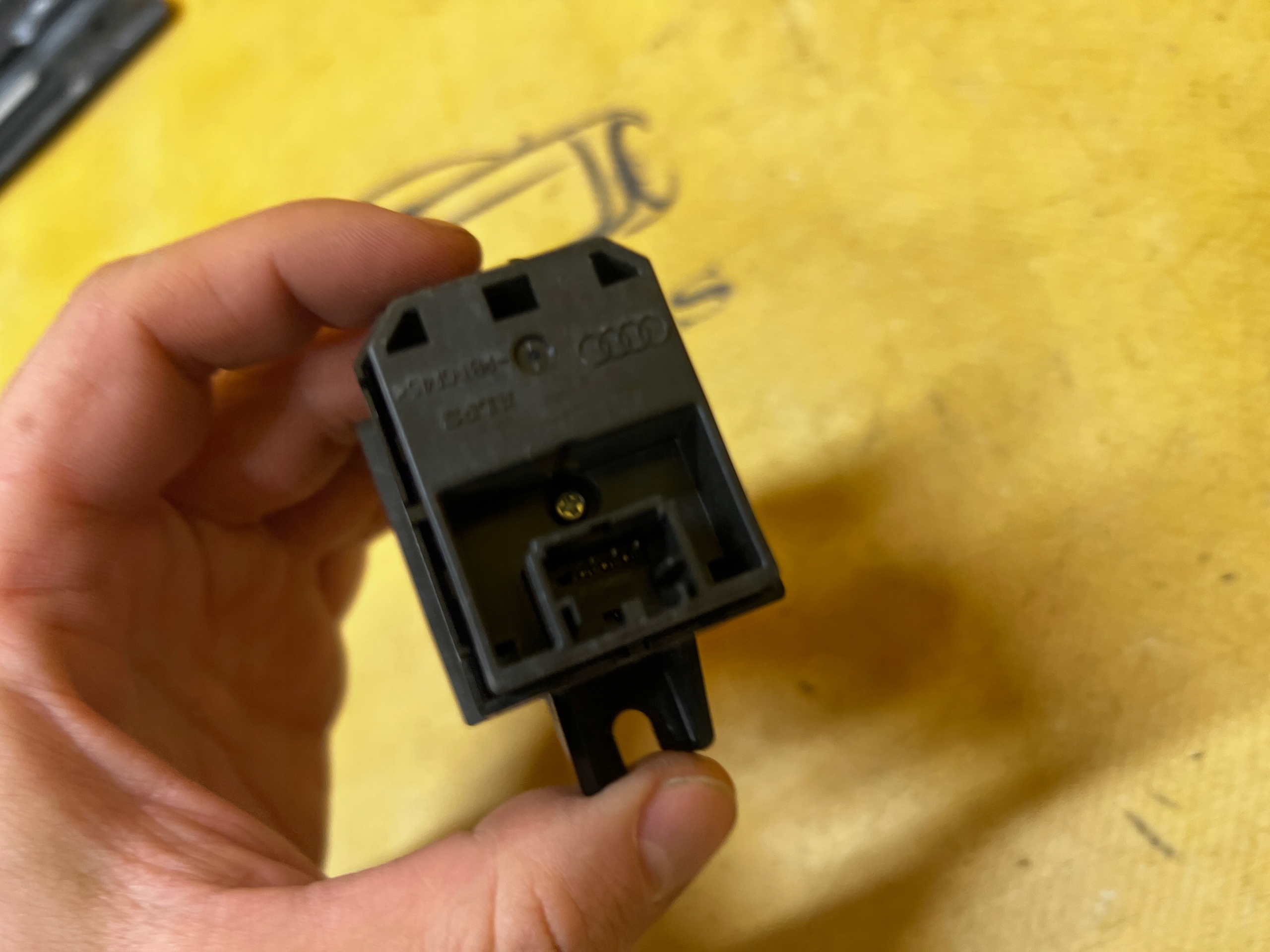 WŁĄCZNIK PRZEŁĄCZNIK PANEL REGULACJI GŁOŚNOŚCI RADIA AUDI A4 B9 8W