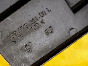 OSŁONA KRATKA WENTYLACYJNA PROGU LEWA PORSCHE 911 996 CARRERA
