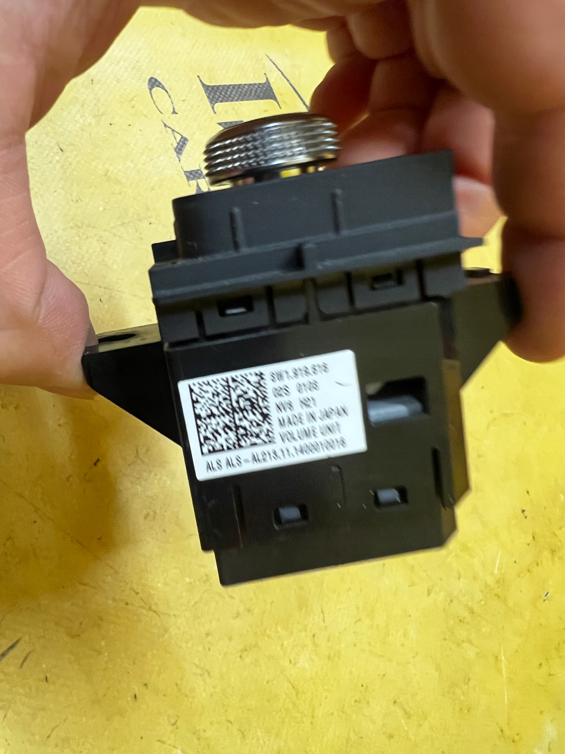 WŁĄCZNIK PRZEŁĄCZNIK PANEL REGULACJI GŁOŚNOŚCI RADIA AUDI A4 B9 8W