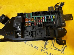 SKRZYNKA MODUŁ BEZPIECZNIKÓW JAGUAR F-TYPE X152