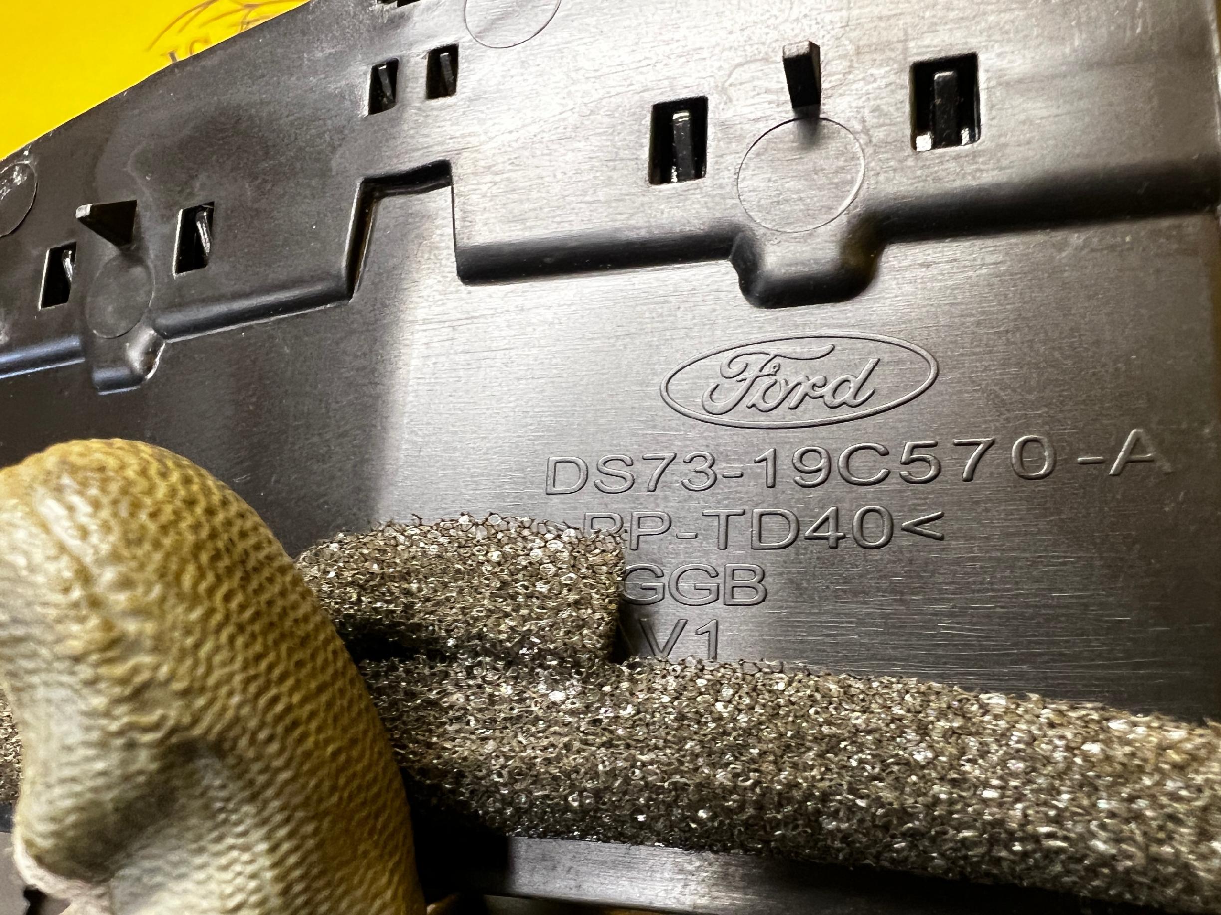 OSŁONA ZAŚLEPKA TUNELU KRATKA NAWIEWU TYŁ LED ZAPALNICZKA FORD MONDEO MK5