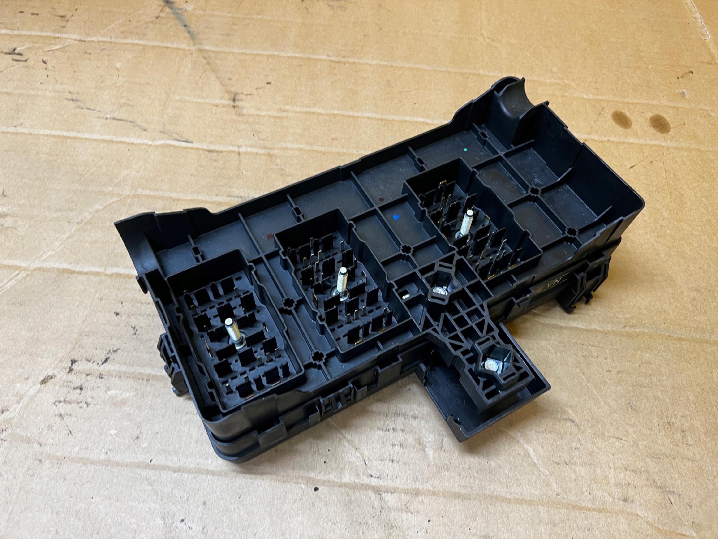 SKRZYNKA BEZPIECZNIKÓW FORD BRONCO 21- 2.7 V6 ECOBOOST