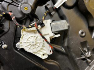 PODNOŚNIK MECHANIZM SILNIK SZYBY DRZWI PRZÓD PRAWY PORSCHE CAYENNE II 7P5