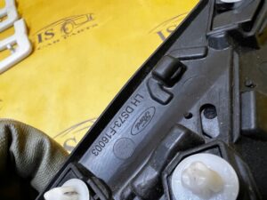 TRÓJKĄT OSŁONA BŁOTNIKA PRZÓD LEWY LEWA CHROM FORD MONDEO MK5