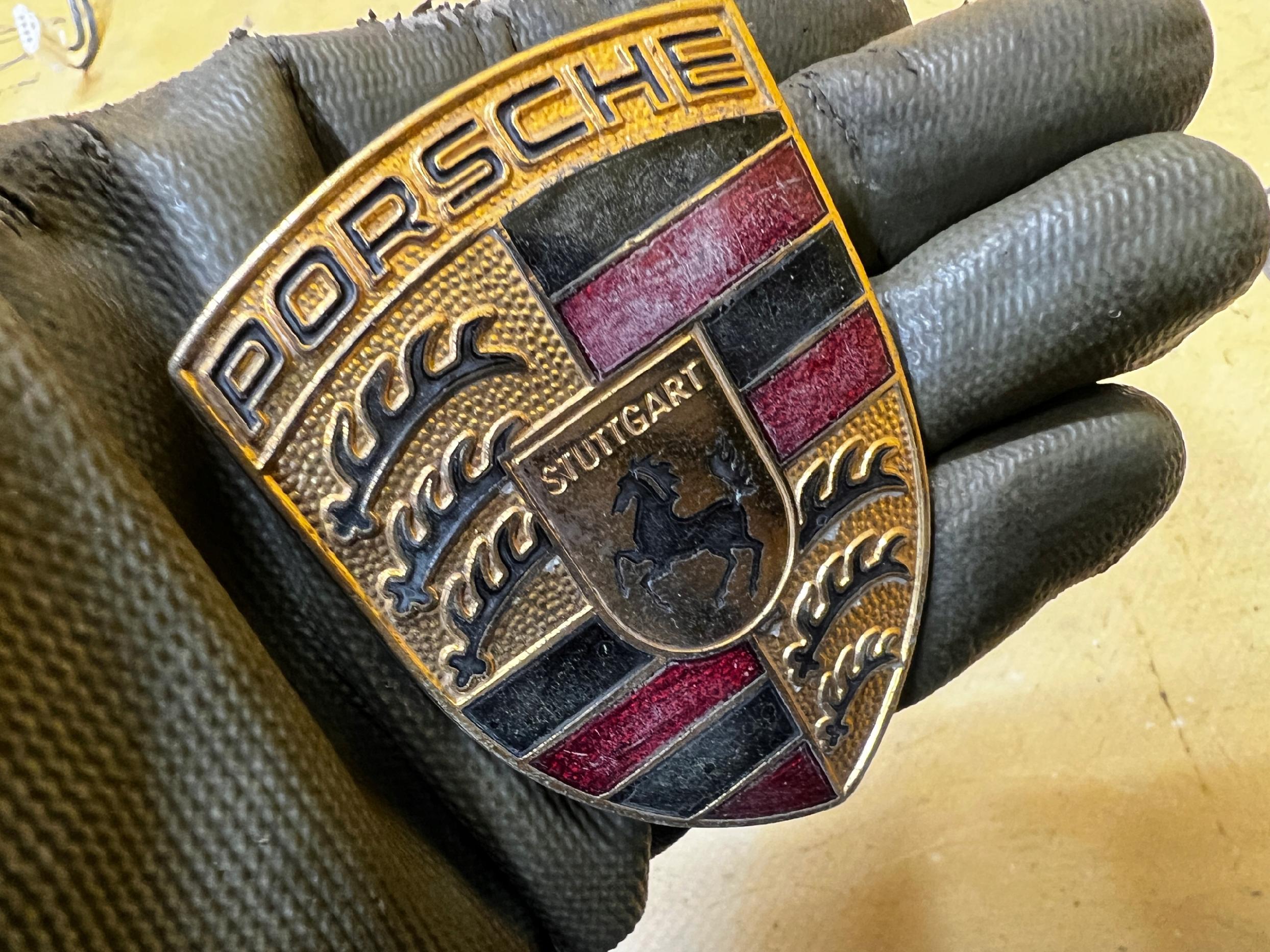 EMBLEMAT ZNACZEK MASKI POKRYWY SILNIKA PRZÓD PORSCHE BOXSTER 986