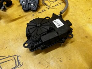 ZAMEK DOCIĄG KLAPY TYŁ BAGAŻNIKA LAND ROVER DISCOVERY V L462