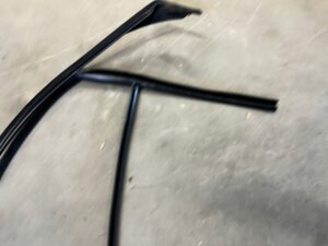 PROWADNICA USZCZELKA SZYBY DRZWI PRZÓD PRAWY AUDI A8 D4