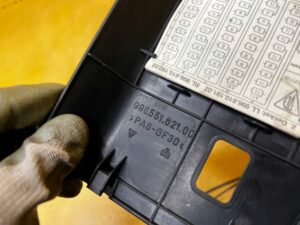 OSŁONA OBUDOWA KLAPKA BEZPIECZNIKÓW PORSCHE CARRERA 911 996