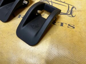 4 X ZAŚLEPKA OSŁONA MASKOWNICA ISOFIX KANAPY TYŁ VW TOUAREG II 7P