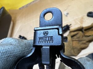 2 X ZAMEK RYGIEL MASKI POKRYWY SILNIKA MERCEDES G W463 LIFT
