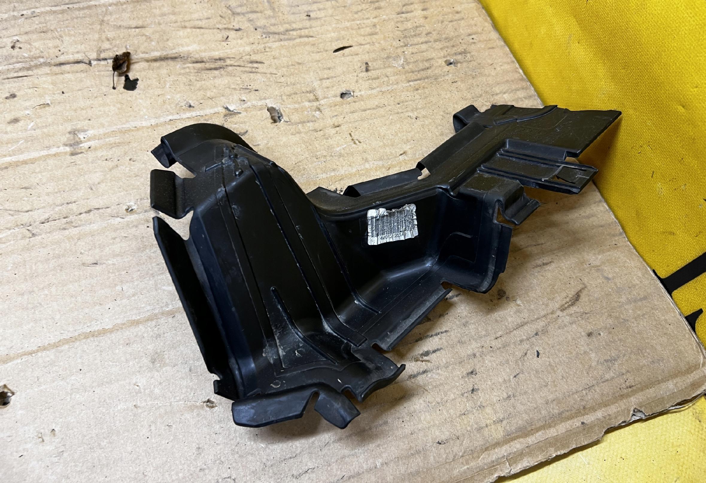 KIEROWNICA PROWADNICA POWIETRZA LEWA AUDI Q7 II 4M