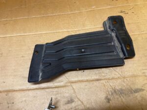PŁYTA OSŁONA PODWOZIA NADKOLA PRZÓD PRAWY FORD KUGA MK3 LIFT