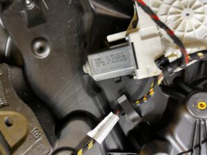 PODNOŚNIK MECHANIZM SILNIK SZYBY DRZWI PRZÓD PRAWY PORSCHE CAYENNE II 7P5