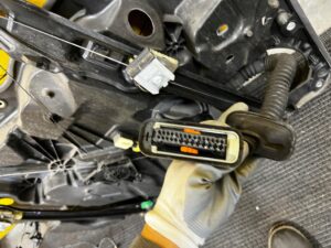 PODNOŚNIK MECHANIZM SILNIK SZYBY DRZWI PRZÓD PRAWY PORSCHE CAYENNE II 7P5