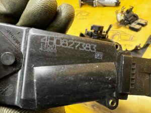 ZAMEK RYGIEL KLAPY TYŁ BAGAŻNIKA AUDI A8 D4