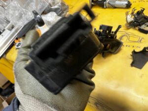 ZAMEK RYGIEL KLAPY TYŁ BAGAŻNIKA AUDI A8 D4