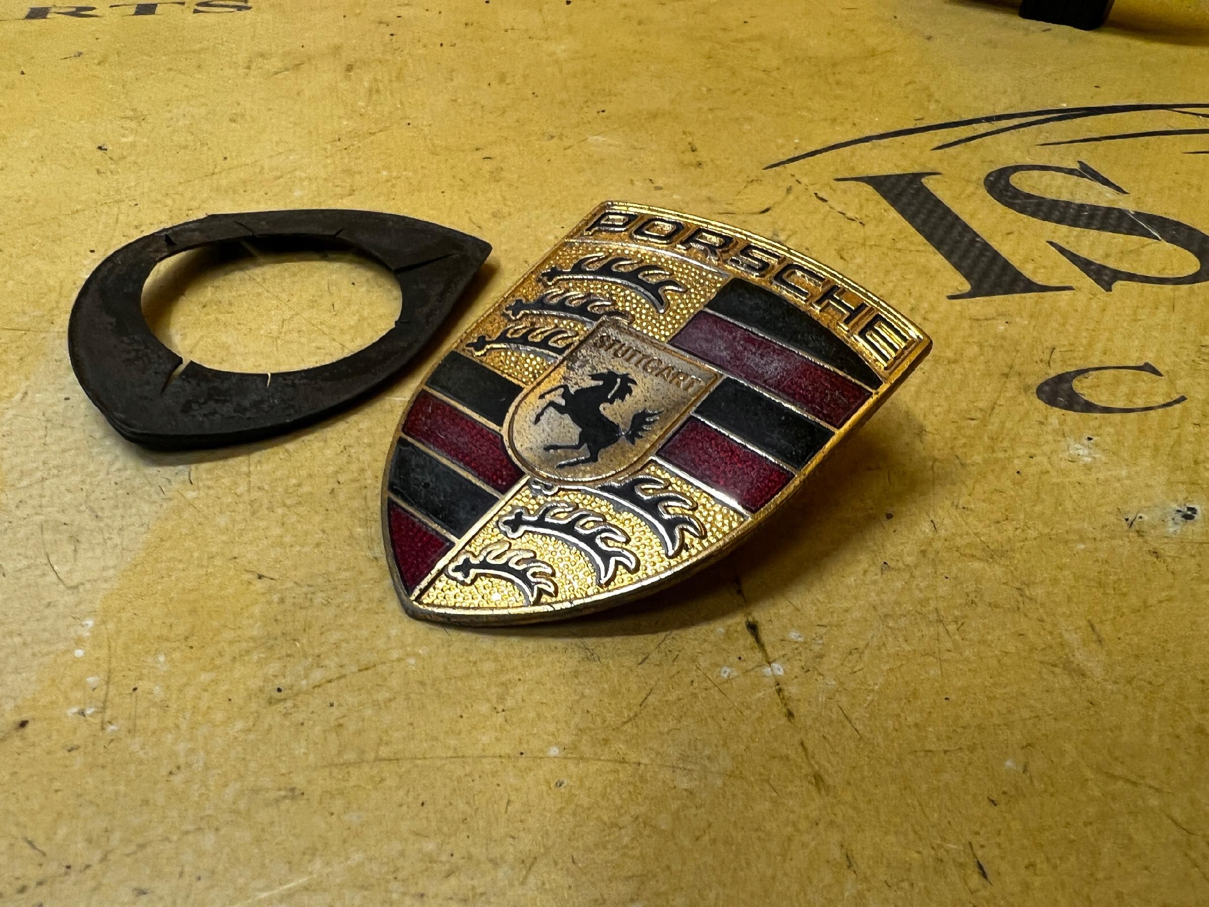 EMBLEMAT ZNACZEK MASKI POKRYWY SILNIKA PRZÓD PORSCHE BOXSTER 986