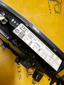 LAMPKA OŚWIETLENIE PODSUFITKI PRZÓD PRZEDNIA AUDI A4 B9 8W