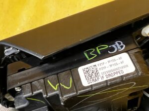 OSŁONA RAMKA TUNELU UCHWYT NA KUBKI PRZEŁĄCZNIK BIEGÓW LED FORD KUGA MK3